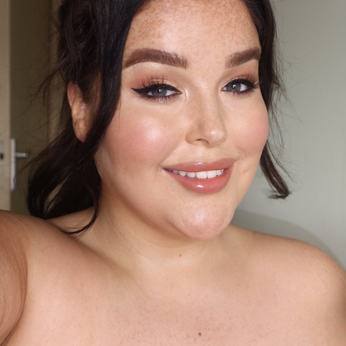 JenMorrisie's tweet photo. Full @fentybeauty Base Yesterday 🥰 The new hydrating foundation is now my fave of all time, it’s unmatched 🤤
#ProFiltrHydratingFoundation 220
#ProFiltrConcealer 190
#ProFiltrSettingPowder Butter
#SunStalkrBronzer Private Island
#KillaWattHighlighter Mean Money
#FentyBeauty https://t.co/2iKqtrV47E