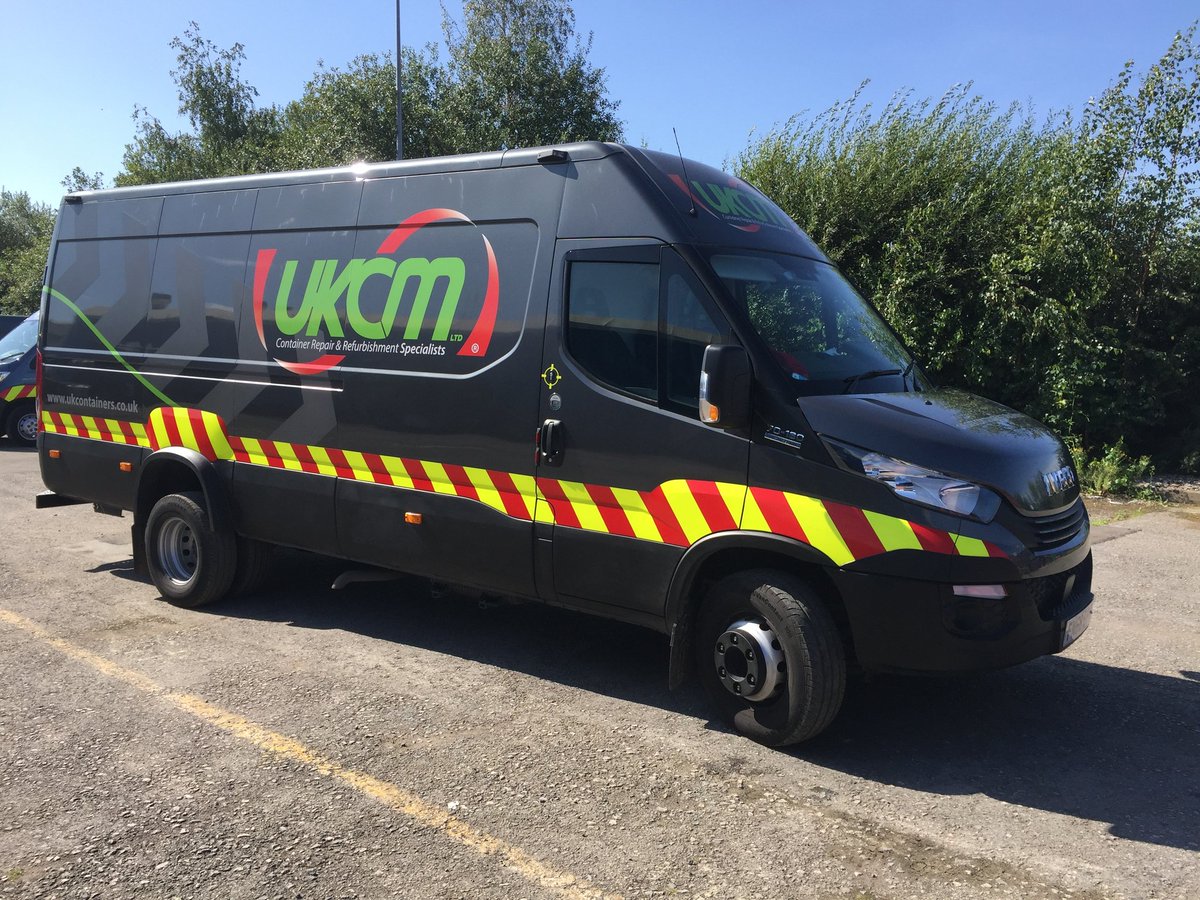 It's Bank Holiday Weekend and one of our crews are busy gleaming up their van for Tuesday 
#prideinthejob #lovewhatwedo #binsbinsbins