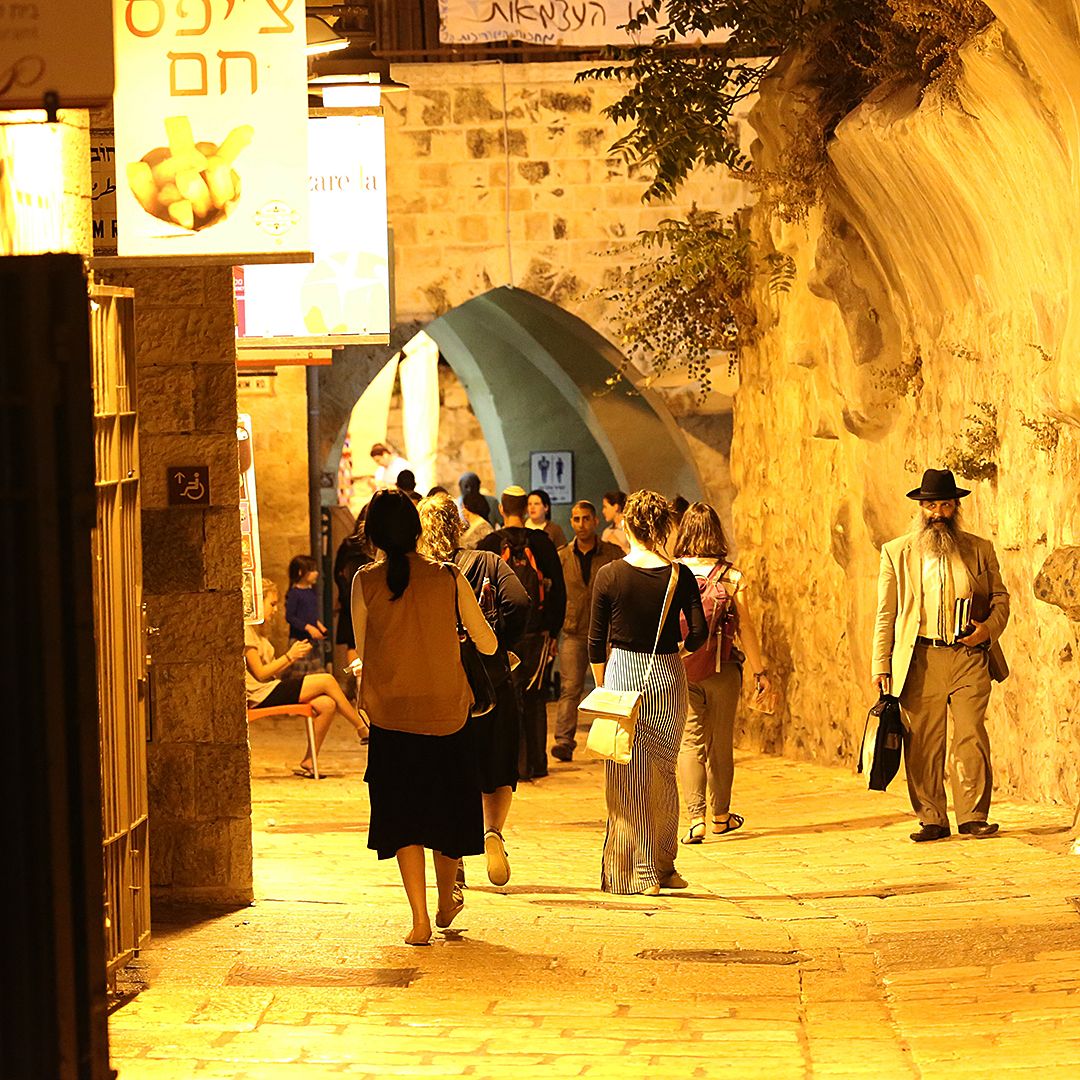 HistoryPrintDoc's tweet photo. Jerusalem by night.
https://t.co/EWFS9brSm3

#jerusalem #Israel #travel #citystreets #ancientstreets #people https://t.co/ivFxhLKo64