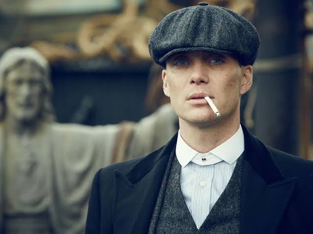 SeylerEnteresan's tweet photo. Murphy #PeakyBlinders performansında ağzında sigara olmadan nadiren görülse de, oyuncu aslında gerçek hayatta hiç sigara içmiyor. https://t.co/Yx7tgY7hLe