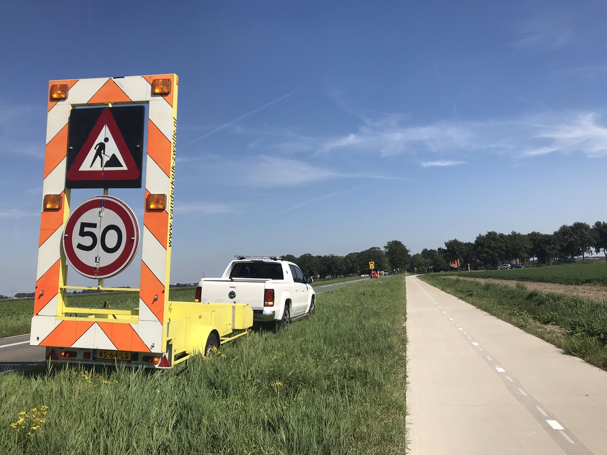 vanderKOLK_f's tweet photo. #Ens ivm een ongeval op de #N352 is deze terplaatse afgesloten. Het verkeer wordt plaatselijk omgeleid.
#verkeersmaatregelen #verkeersregelaars https://t.co/1YZ3pwhVaM