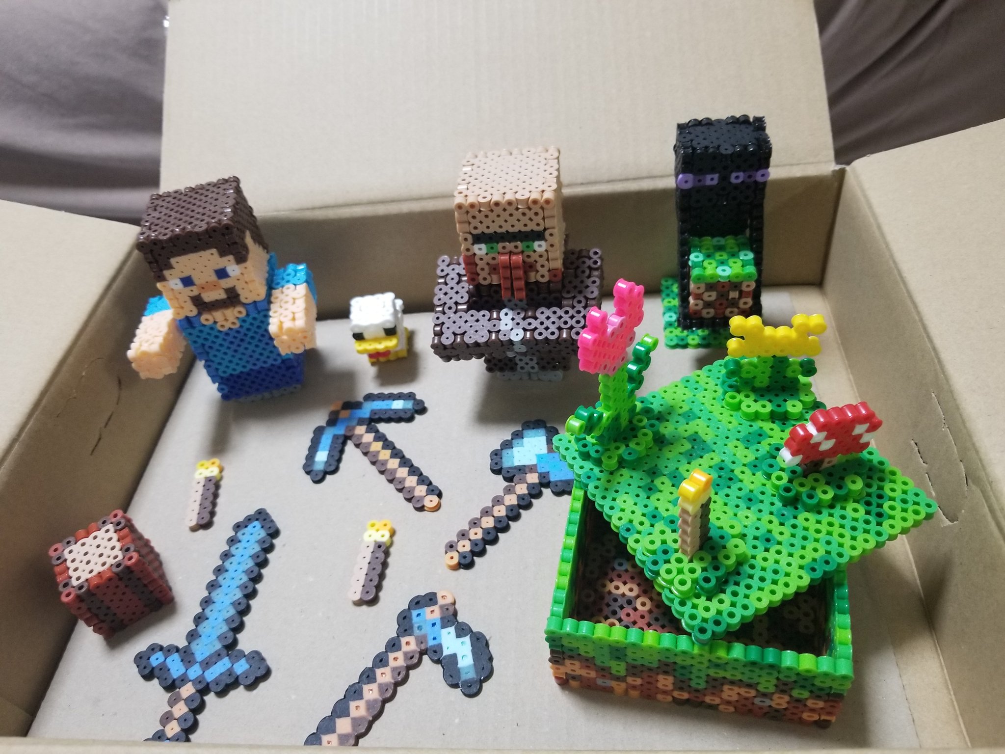 ゆうたす 武器商人 上の子の夏休みの工作にマイクラをパーラービーズで再現してみた 今やっと終わったぜ くっそ疲れた Minecraft マインクラフト マイクラ パーラービーズ T Co Lcwl9lj2wi Twitter
