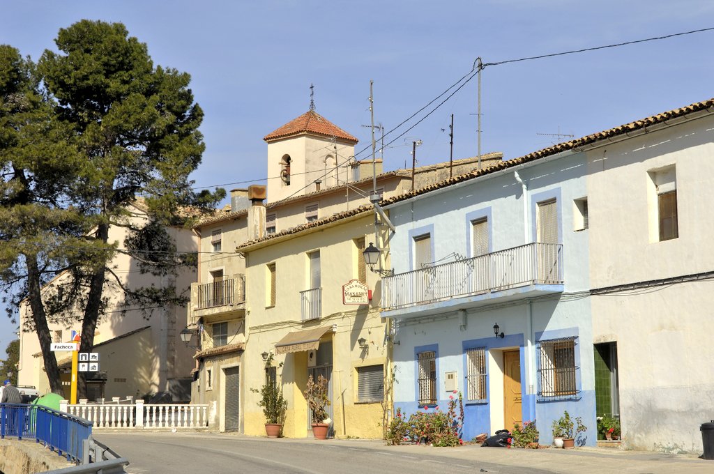 costablancaorg's tweet photo. El pintoresco pueblo de #Facheca es el pueblo por excelencia de la Sierra de Alfaro, áspera y de formas calcáreas. Todo ello en el corazón de la montaña de la #CostaBlanca. #LVCostaBlanca #LaVuelta19 https://t.co/7DsXlRr7Yt