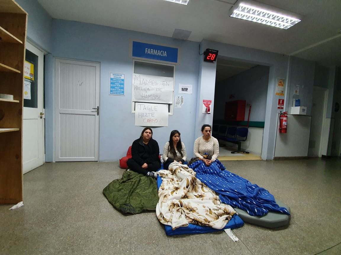 FenatsP's tweet photo. @estadonacional En estos momentos hospital de calbuco esta con 3 funcionarias desvinculadas de manera arbitraria las cuales son madres y estan en huelga de hambre.... esta es la manera en que se cuida a los trabajadores de la salud de nuestro pais..... https://t.co/E94WPRFH6k