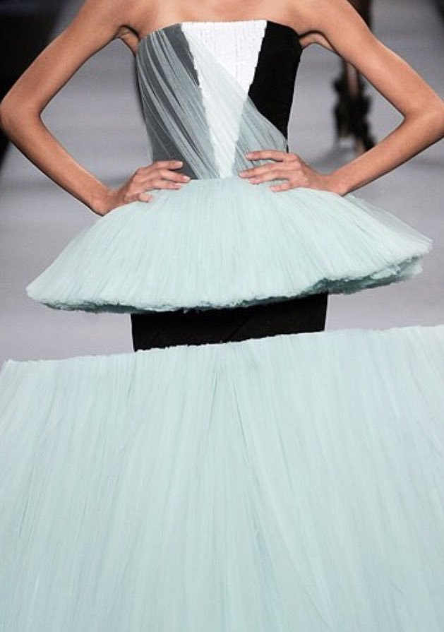 𝒱𝐸𝑅𝒮𝒜𝐼𝐿𝐿𝐸𝒮 Viktor And Rolf Ss10 Rtw 𝒱𝐸𝑅𝒮𝒜𝐼𝐿𝐿𝐸𝒮 Viktor And Rolf Ss10 Rtw
