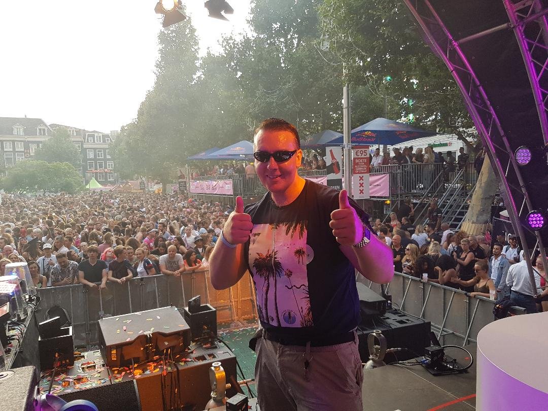 Dynamic121's tweet image. Great times onstage in Amsterdam 🎧🔥🥊😊