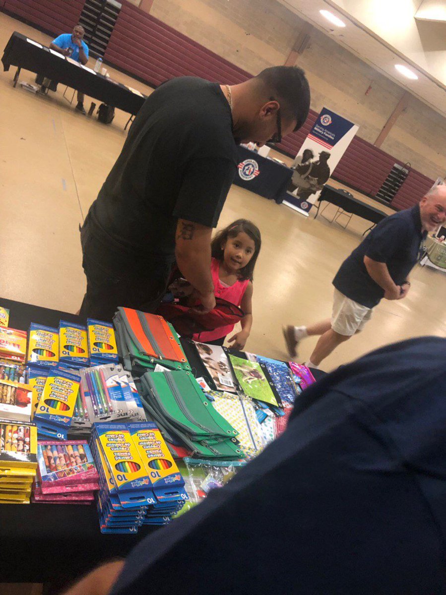 MuslimYouthUSA's tweet photo. Our #MuslimYouth of @MKA_Philly partnered with @Op_Homefront to help provide school bags, full of supplies, to military families who needed it. Check out our newest campaign and even donate if you can at https://t.co/zPcT7bp5yo #MuslimsForVeterans #WhatMuslimsDo https://t.co/BdNvU7Vuya