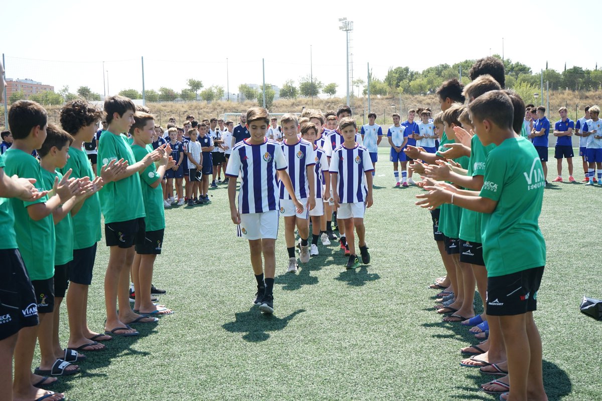 Se llama DEPORTIVIDAD... Porque no todas las imágenes que nos deja el fútbol son negativas... El Olivar, Subcampeón del Torneo, hacía el pasillo a los Campeones, el equipo del <a href="/realvalladolid/">Real Valladolid C.F.</a> 

Cat. Infantil #IITNElOlivar