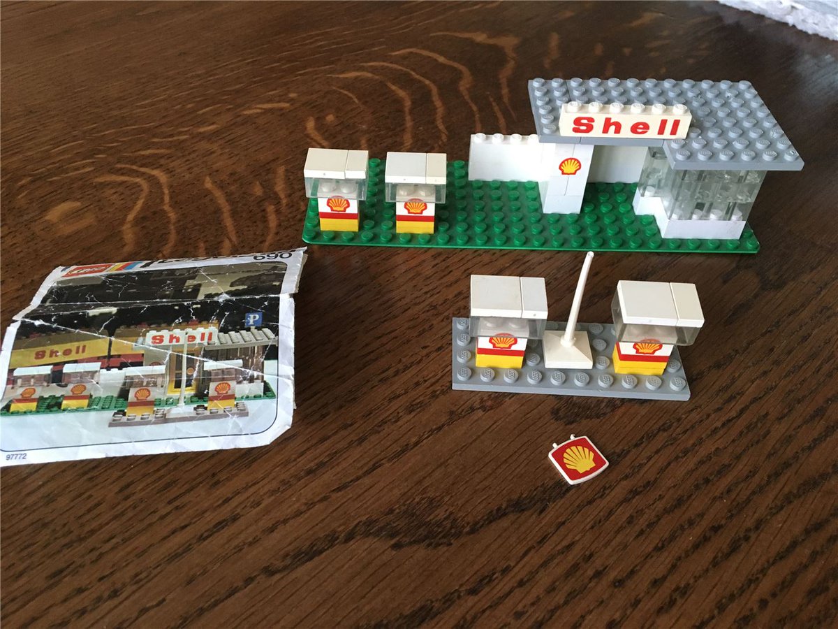 pilotbrick's tweet photo. Do you remember that? #Lego690 - Classic Shell Station with instructions. This is a great vintage set. Offered by seller "Lucy" for ca. USD 12 / £ 10 / € 11
https://t.co/ZYGgckGp2v
#legovintage #lego #legotown #legoshell https://t.co/Ebt68Z7ECI