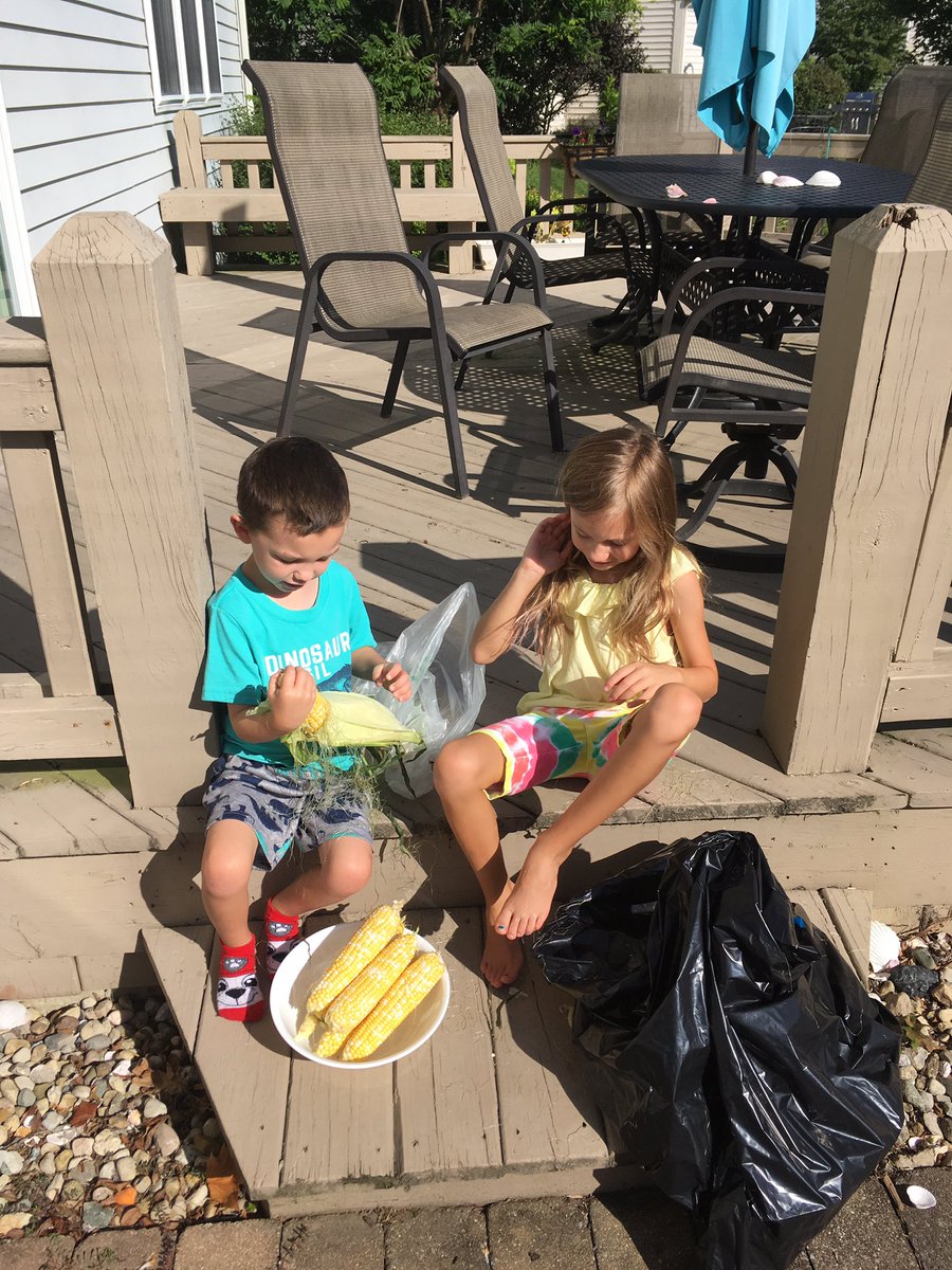 jeffreyroeder's tweet photo. And then the little brother joins because it looks like fun. https://t.co/p3kN4ZEvvG