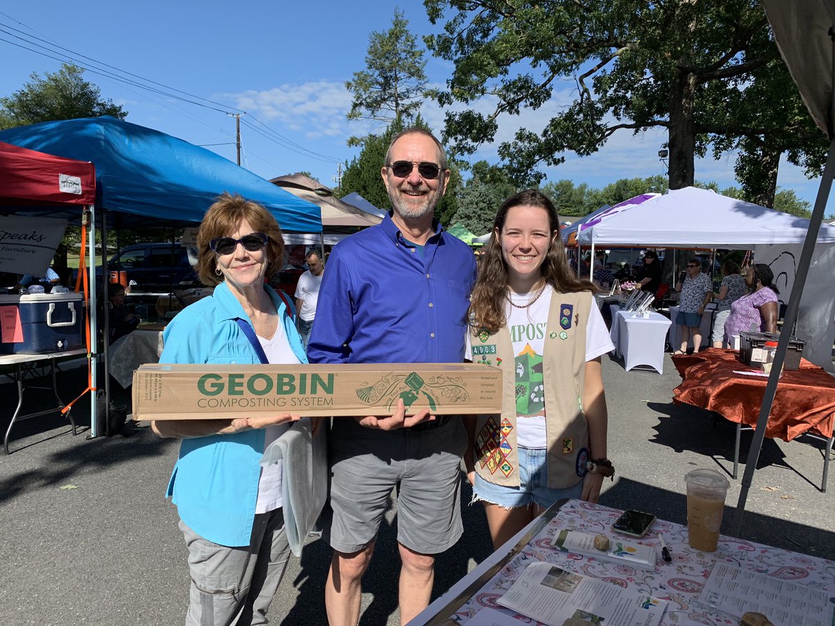 DCCecily's tweet photo. My girl @carolinert engaging Montgomery County residents and getting them to start Composting! @GSCNC @MoCoFoodCouncil @MyGreenMC @girlscouts #gsGoldAward #CompostU https://t.co/gikOyYgtYP