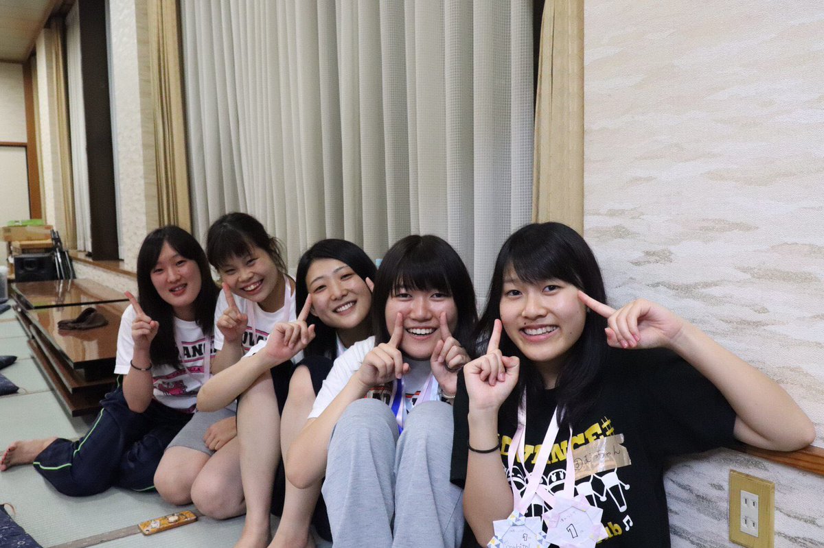 Sorbitol_adv's tweet photo. 夏合宿2019に今年は全員で参加し念願の仲良しバンド１位いただきましたよぉ！！！🥇

去年と同じように撮りましたが格が上がった私たちです笑😏🥇

これからも仲良く楽しく頑張ります🍍🍉🌽🥒🍓 https://t.co/TCzZf9mJhg