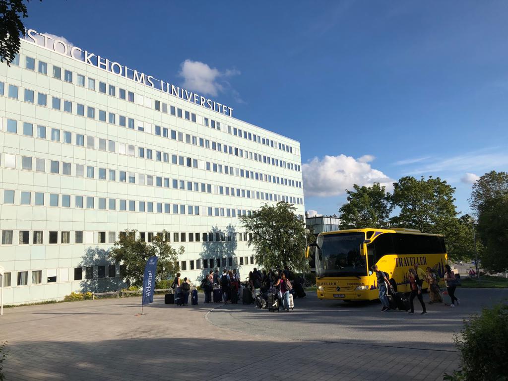 Stockholm_Uni's tweet photo. So many new students arriving to Stockholm this weekend, taking the free shuttle buses from Arlanda airport to Stockholm University. Welcome to Stockholm! #ArrivalDays #StudyinStockholm #NewStudents #Welcome #Stockholm #StudyinSweden https://t.co/laE6wYthHW