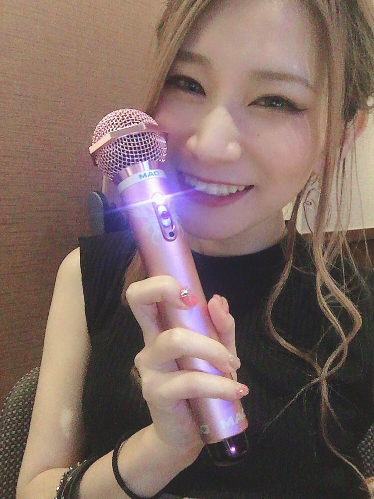 Nana Hatori ねーねーこのdamのカラオケマイク可愛すぎるんだけど 3万円するワイアレスコンデンサーマイク らしい 普通のカラオケマイクより全然音が良い笑 そしてピンク鬼かわいい 魔法使えそう 光る 変身できちゃいそう こう比べると