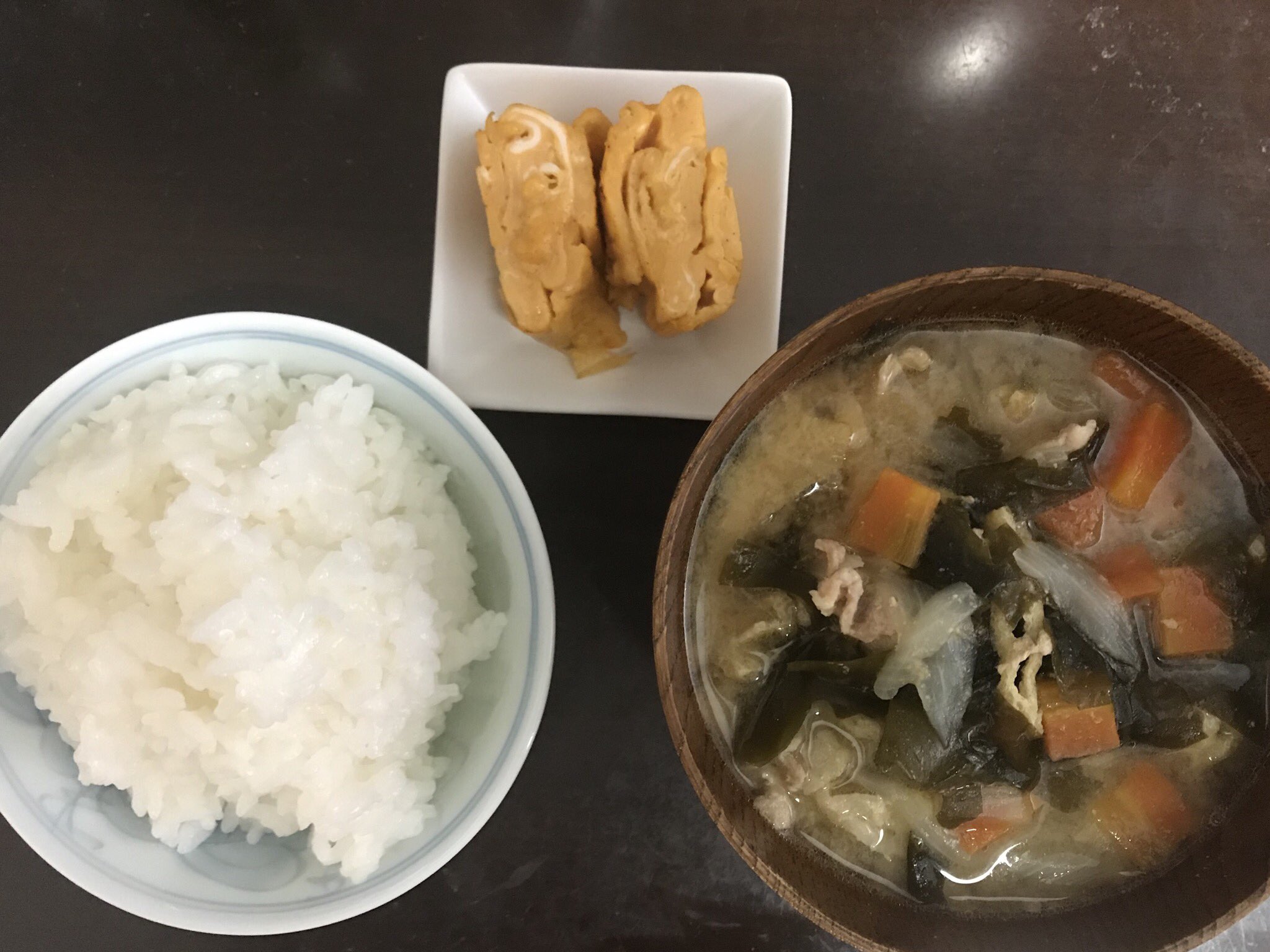 ボーニンゲン日記 ちなみに 今日のお昼のメニューはこちらでした だし巻き がちょっと失敗でした ごはん 玉子焼き お味噌汁 豚汁 具沢山味噌汁 具だくさん味噌汁 和食 家庭料理 夏バテ対策 塩分控えめ 野菜たっぷり タンパク質