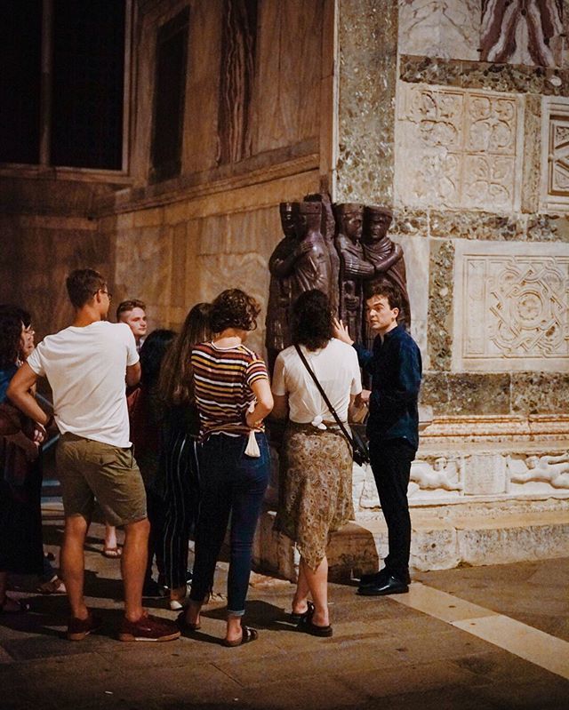 AHAcourses's tweet image. A bit of late night Tetrarch Tetris. 👨🧔👨🧔 #venice #ahalatesummer19 #arthistory #tetrarchs #ancientart #sculpture #venezia #sanmarco #gapyear #italy #travelitaly #historyofart ift.tt/2Zn6ifF