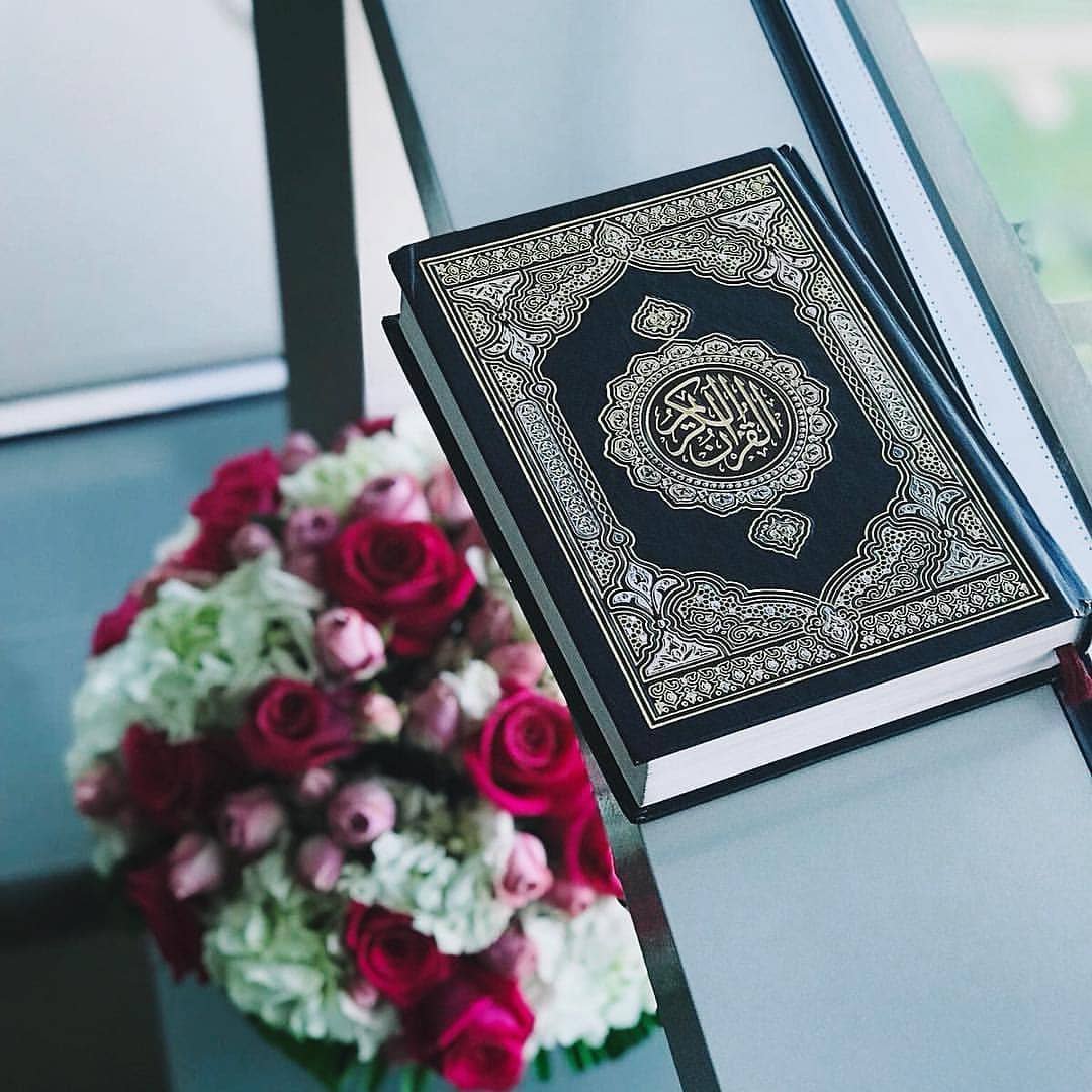 #قال رجل حكيم لابنه :

يا بني ، إذا مرَّ بك يوم وليلة قد سلم فيهما دينك ، وجسمك ، ومالك ، وعيالك فاكثِرالشكر للَّه تعالى ، فكم من مسلوب دينه ، ومنزوع مُلكه ، ومهتوك ستره ، ومقصوم ظهره في ذلك اليوم ، وأنت في عافية
حركوا ألسنتكم بشكر الله ، واحمدوه ، واكثروا
