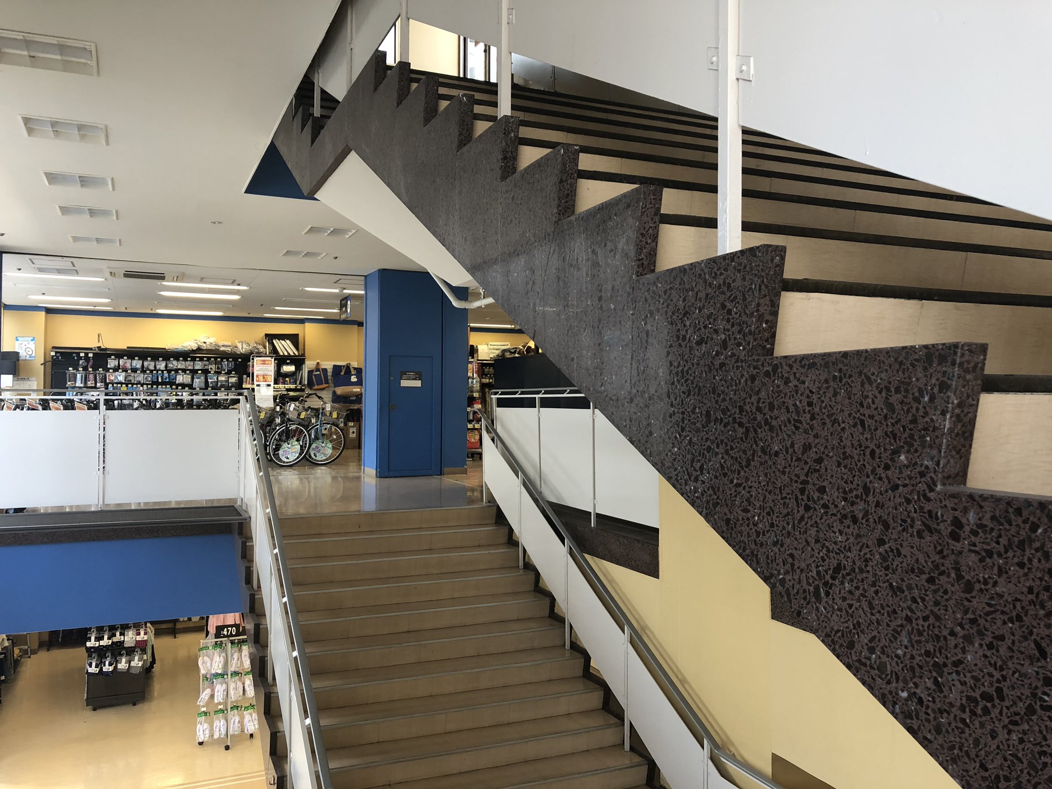 טוויטר 昭和日記 吹き抜けマニア の人 בטוויטר 機万ビル 西友国分寺店 数週間前に訪問しました 再訪 1968年開業 こちらも未改装 全フロア直営維持の店舗です エスカレーターは昇りのみ 久しぶりの訪問でしたが 良い意味として あまり良くない意味として