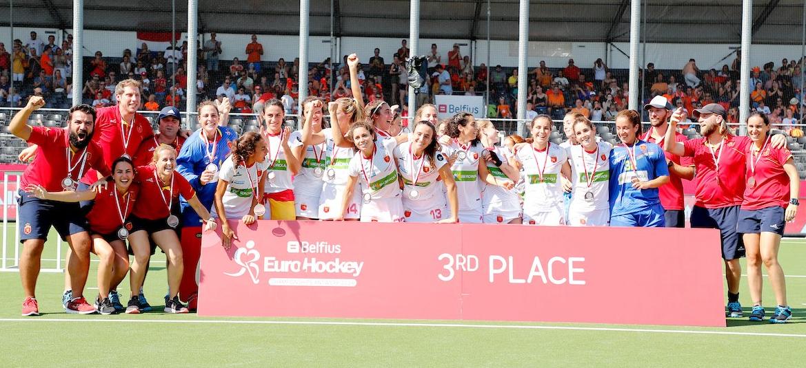Hockey Camp de Europa (F) 2019
Partido por el BRONCE
🏴󠁧󠁢󠁥󠁮󠁧󠁿 1-1 🇪🇸 (2-3)

🥉MEDALLA DE BRONCE 🥉

#TeamESP 🇪🇸
<a href="/claraycart/">Clara Ycart Canal</a> <a href="/carlota_pbo/">carlota petchame</a>
<a href="/bertabonastre/">Berta Bonastre</a> <a href="/cristina_guinea/">Cristina Guinea</a>
<a href="/Lola_Riera/">Lola</a> <a href="/gigioliva23/">georgina oliva</a>
<a href="/CarmenCano14/">Carmen Cano</a> <a href="/belengrumpi/">Belen Iglesias</a>
<a href="/MariaTost/">Maria Tost</a> <a href="/julia_pons/">Júlia Pons</a>
<a href="/begogrc/">Begoña García Grau</a> <a href="/Beaperlag10/">Bea Pérez OLY</a> 

QUE GRANDES SOIS