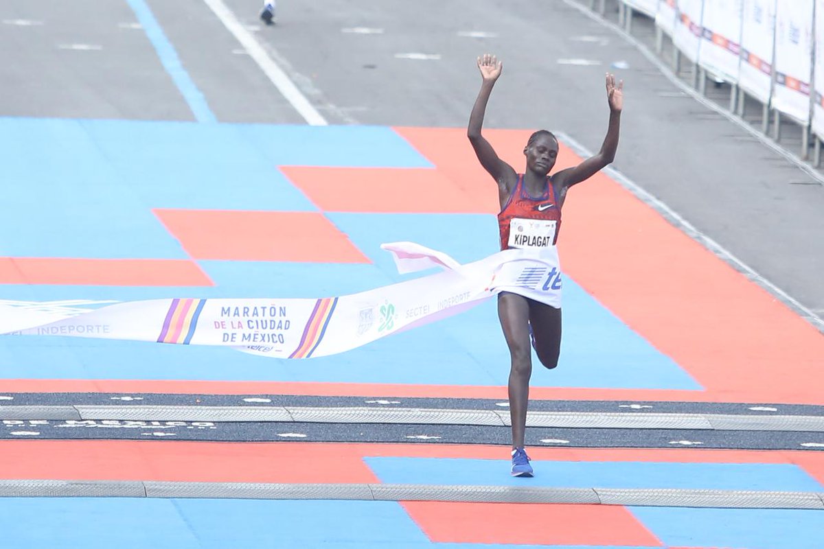 Reforma's tweet photo. Así arribó la keniana Vivían Kiplagat, quien también consiguió la victoria del #MaratónCDMX2019 https://t.co/fxBrNYxRZr

📸 @JLRamirezCANCHA https://t.co/poVHLfNXEz