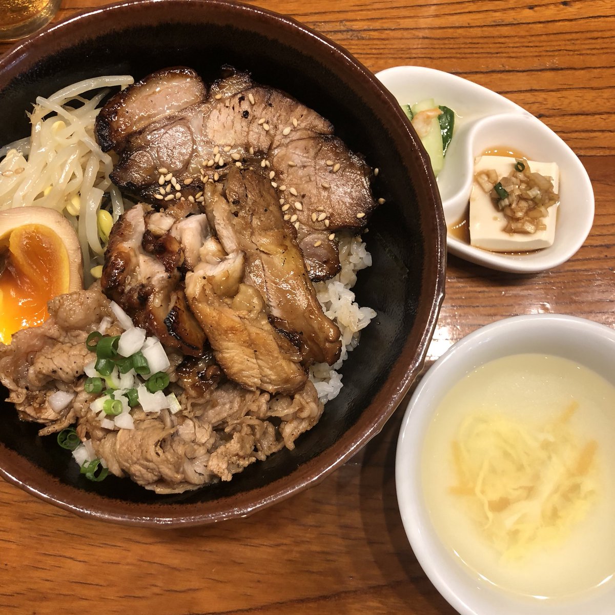 paooooooon's tweet photo. 広尾のお一人様ランチでもくもく。これはもくもく丼という人気メニューで一度に色んな肉が楽しめます。

#広尾 #hiroo #hirootimes #もくもく #もくもく丼 #広尾商店街 #恵比寿 #目黒 #グルメ #instafood #instagood #渋谷区 #港区 https://t.co/5t2ZqivG28