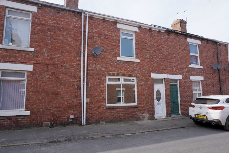 Beemyhome's tweet photo. 🐝2 BED TERRACE - CHESTER-LE-STREET 🐝

£485 - PCM PLUS BOND - NO ADMIN FEES 
To let a spacious and well-presented 2 bed mid-terraced property in the popular village of No Place, Beamish. 

0191 389 7299
https://t.co/WCDY7qQVH0 https://t.co/F33HnXWOH1