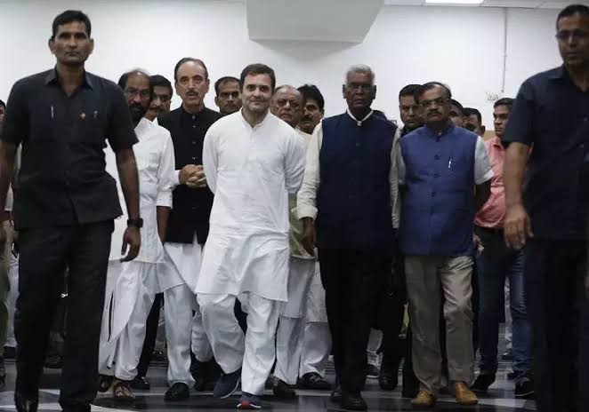 gautam89368's tweet photo. @ShashiTharoor @RahulGandhi You wrote correctly that the invitation was for only Rahul Gandhi...
Not for all the #Baratis who has gone with Pappu https://t.co/0kSASkqrGk
