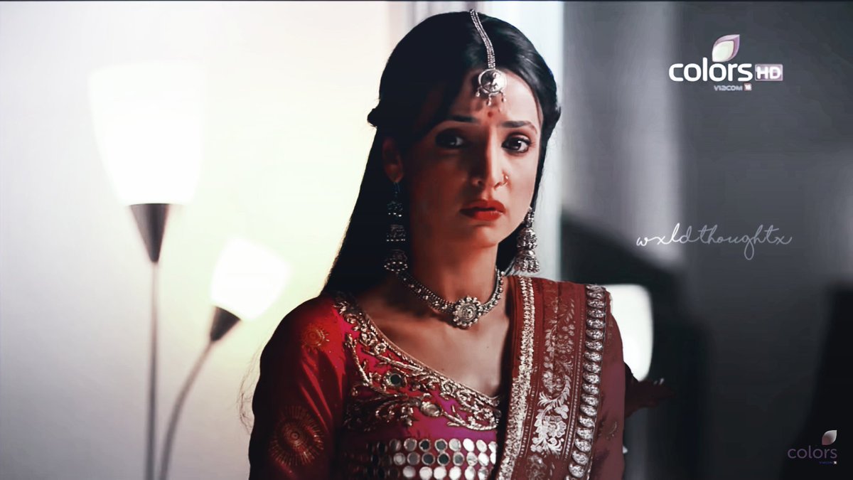 Loving her as paro more and more. She looks so innocent , so timid and so gorgeous!  #SanayaIrani