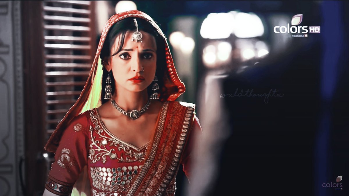 Loving her as paro more and more. She looks so innocent , so timid and so gorgeous!  #SanayaIrani