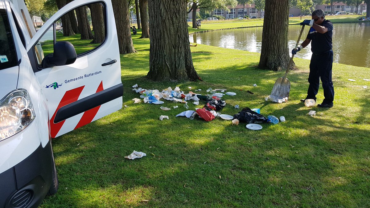 Laura52444821's tweet photo. Melding van de teamleider zuiderpark dat 2 vuilniszakken waren verscheurd door kokmeuwen ter plaatse gekomen en weer netjes opgeruimd. https://t.co/SIuyABfPfD