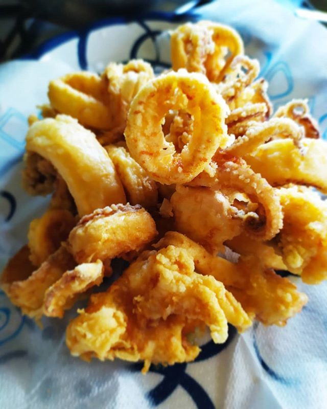 Vuoi non fare una bella frittura,nonostante il caldo afoso,l'odore che si impregna pure nei cappotti del vicino di casa  e l'unto che si attacca persino ai peli del cane?No,non puoi non farla...solo il coraggio delle mamme sa affrontare tali sfide!Emmo' … ift.tt/2ZhX894