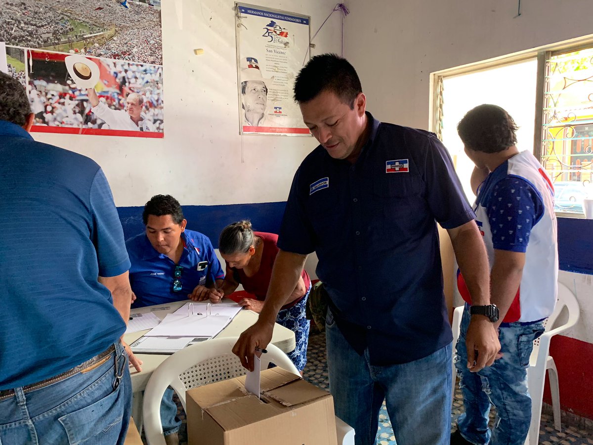 ARENASanVicente's tweet photo. #Internas2019 | Alcalde de San Lorenzo, Jaime Flores ejerciendo su voto; para estas elecciones internas de @ARENAOFICIAL https://t.co/5Toyrc4LrX