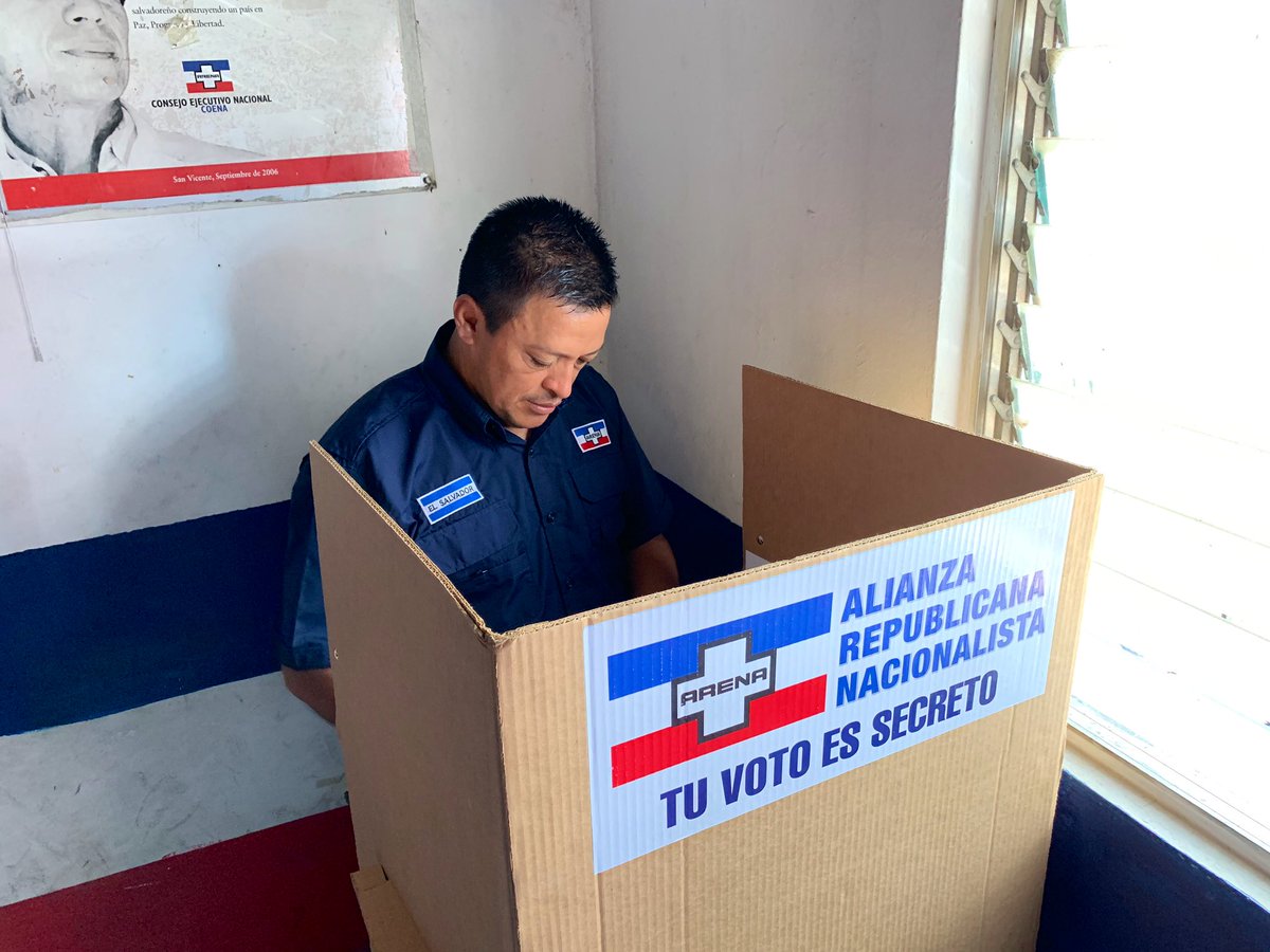ARENASanVicente's tweet photo. #Internas2019 | Alcalde de San Lorenzo, Jaime Flores ejerciendo su voto; para estas elecciones internas de @ARENAOFICIAL https://t.co/5Toyrc4LrX
