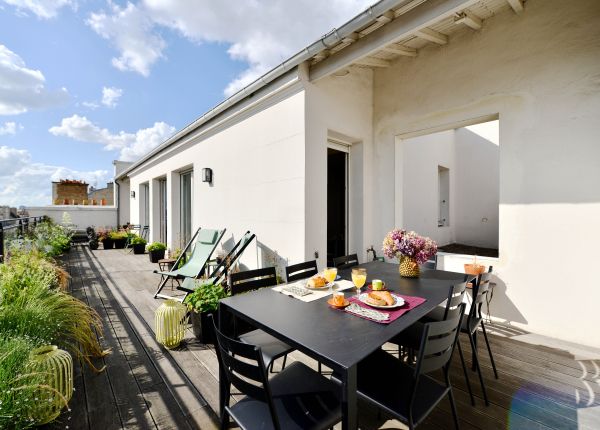 BlogPrestigious's tweet image. Have breakfast with a #fancyview of #Paris 🥐
Can you spot the #EiffelTower ?
#parisianflat #luxurytravel 

Our Rocher 58 flat: buff.ly/2KfabxX