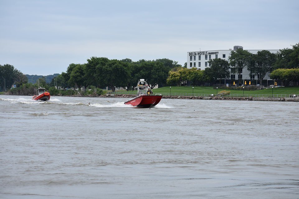 SIOUX_CITY_FIRE's tweet photo. The last three days we’ve been participating in joint water rescue/boat ops training at several locations with @NorthSiouxFire, @South_Sioux_FD, and Union County Sheriff. Class was taught by PRI. It was a fantastic three days! #Preparefortheworst #SCFReady #OneSiouxland https://t.co/yw1CZC9G0E