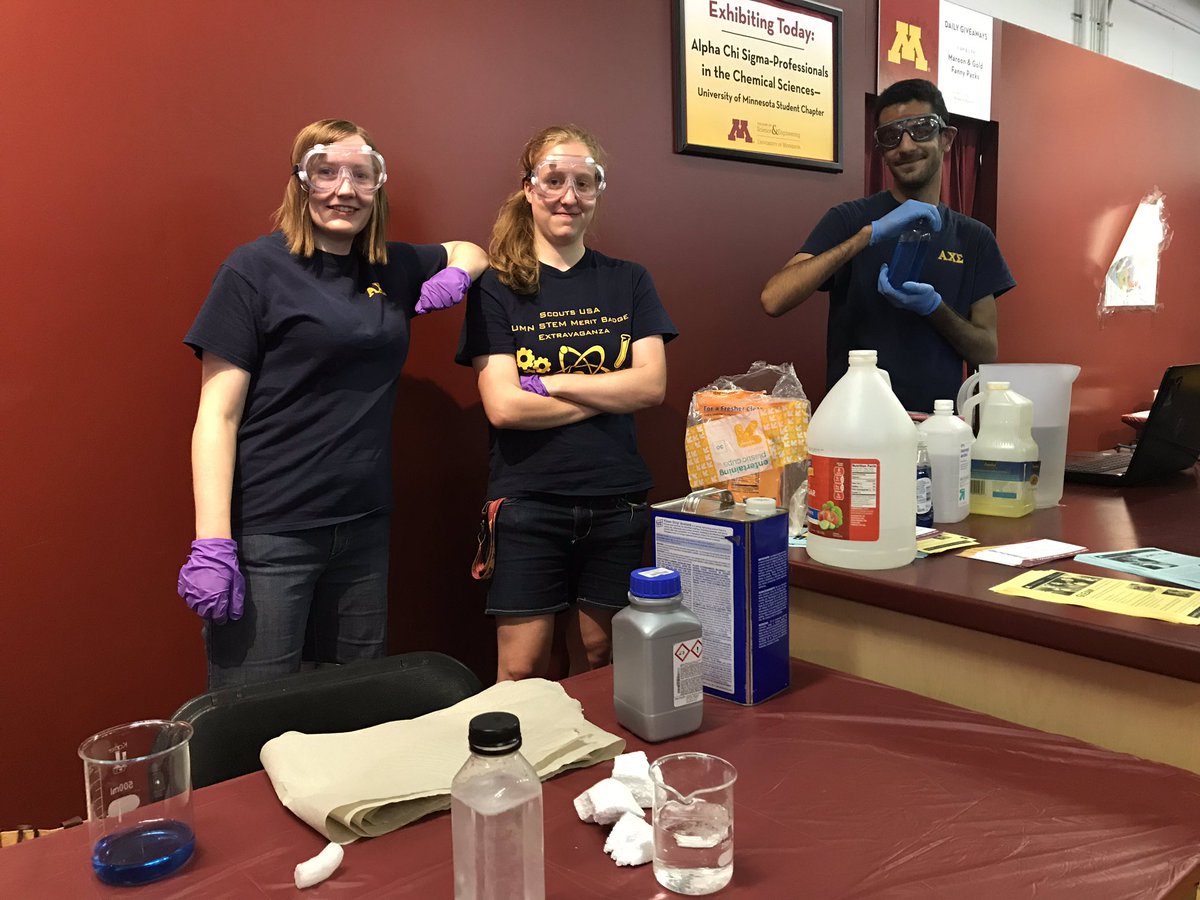UMNCSE's tweet photo. Think styrofoam isn’t biodegradable? Ever wonder how to find out how much vitamin C is in orange juice? Do your own experiment with the student chemists at the @AXSbeta booth today until 9! https://t.co/orCbZZ4vQN