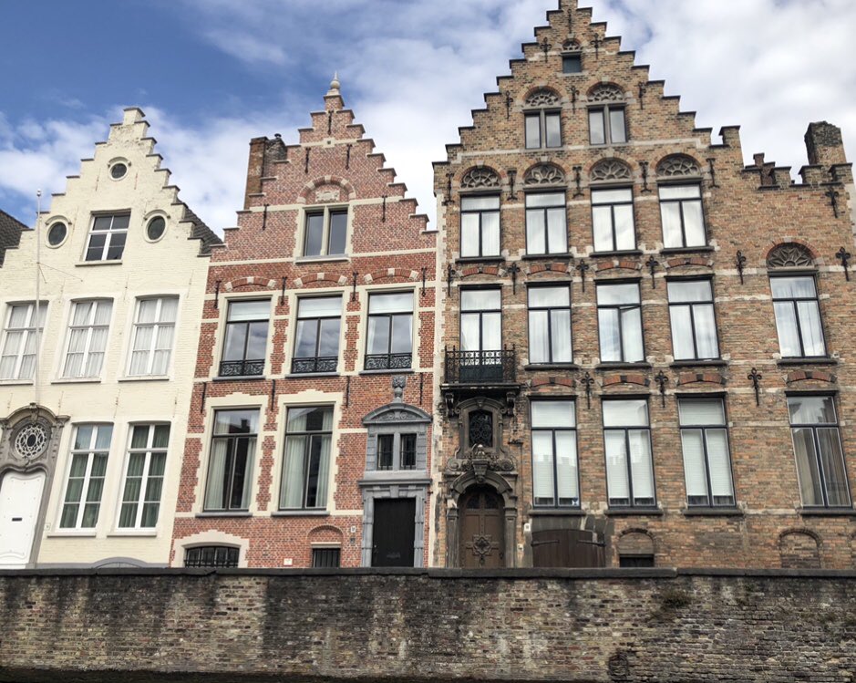 rgsarchsoc's tweet photo. Stunning architecture in Bruges, characterised by step-gabled buildings and brick facades with filigree arches. This architecture dates from the post-medieval period from the 16th and 17th centuries. https://t.co/a6sfQzP9PW