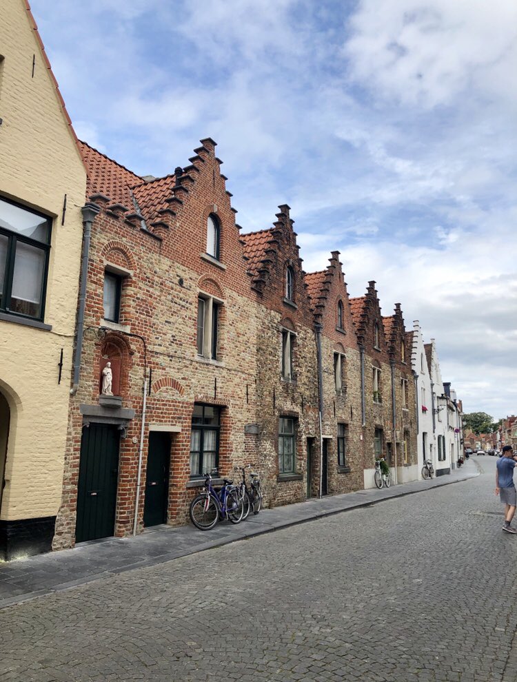 rgsarchsoc's tweet photo. Stunning architecture in Bruges, characterised by step-gabled buildings and brick facades with filigree arches. This architecture dates from the post-medieval period from the 16th and 17th centuries. https://t.co/a6sfQzP9PW