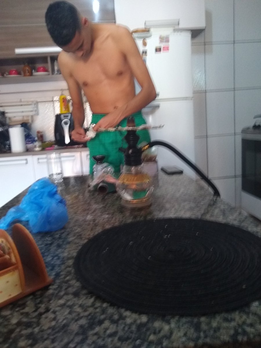 O arrombado do Cássio tá me fazendo gostar dessa merda de narguile, tmnc viu