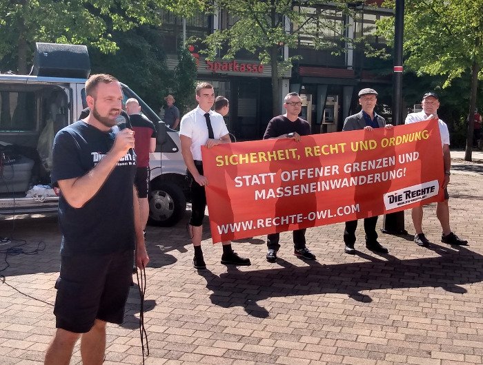 rechteOWL's tweet photo. Hitzige #Kundgebung in Horn-Bad Meinberg: #Ausländer-Angriff erfolgreich abgewehrt! [mit Fotos + Video]

https://t.co/SEJlp82M6S

#RechteOWL #DieRECHTE #AusländerRaus #nonazisbi #nonazisdo #BRD #NRW19 #fürDeutschland #DE #Lippe #OWL #Ostwestfalen https://t.co/I3WHNAM914