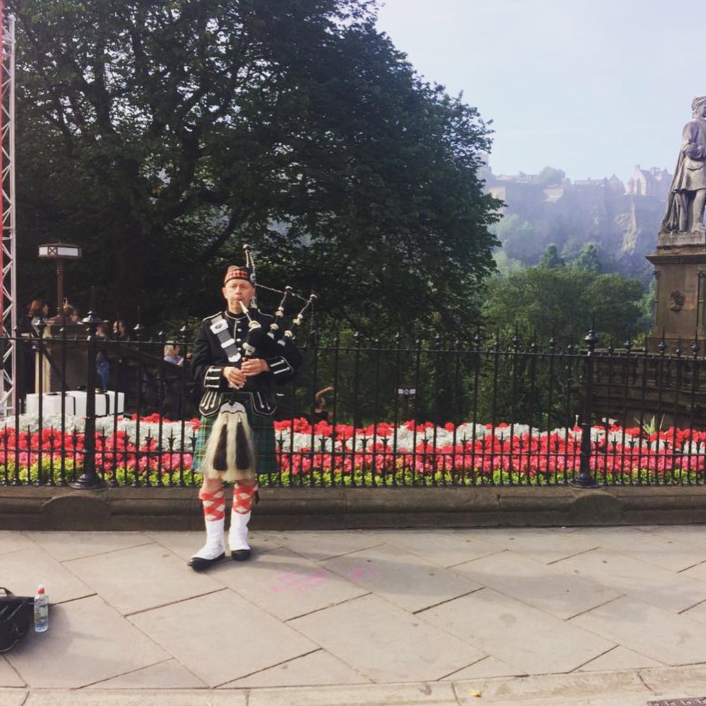 choosevanlife's tweet photo. Castles, Haggis, Bagpipes, and The Fringe... it’s Edinburgh people! 🏴󠁧󠁢󠁳󠁣󠁴󠁿🤩🚐 #edinburgh #edinburghcastle #edinburghfringe #edfringe #bagpipes #haggis #choosevanlife #roadtrip #scotland #visitscotland @burgersnbeers @VisitScotland https://t.co/b1VHhhy9s4