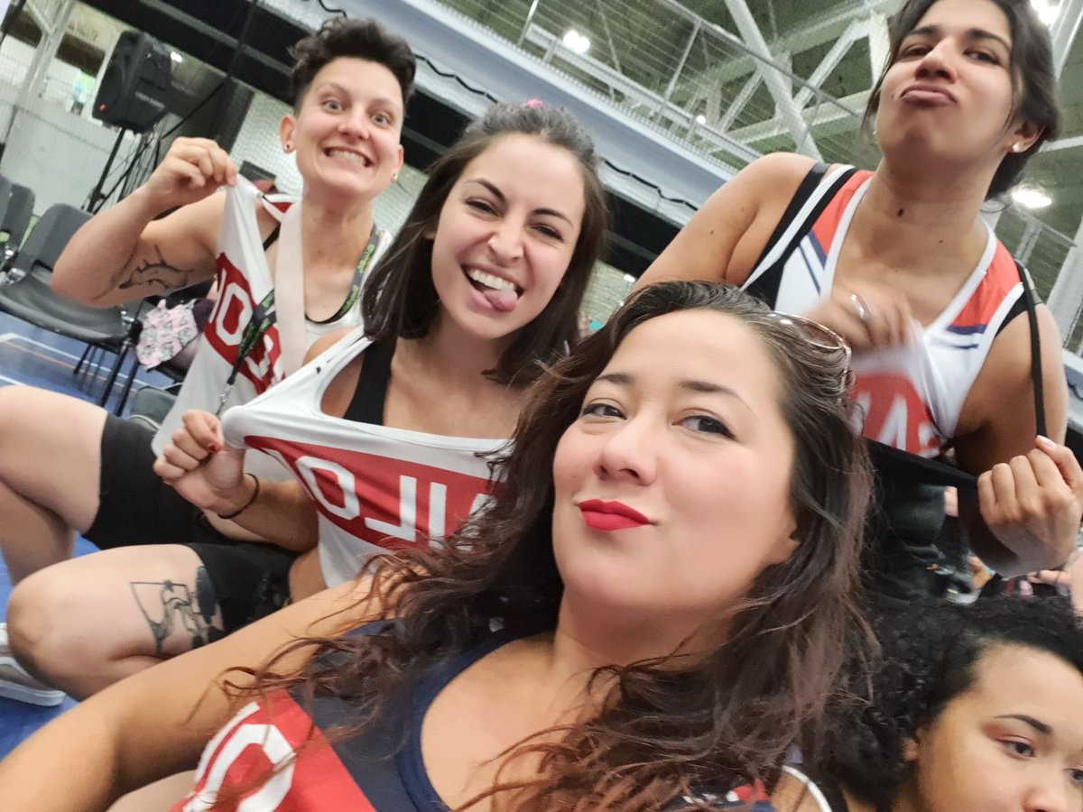 Sailor City fan club in full effect on turn 3!! <a href="/SCRrollerderby/">Sailor City Rollers 🇦🇷</a> #WFTDACups #DutchCup2019