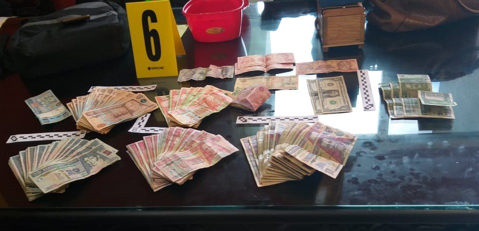 PNCdeGuatemala's tweet photo. #OperacionImperio
Como resultado de los allanamientos de este día se reporta el decomiso de Q105 mil 500 en efectivo, 25 vehículos, un lote de joyas, 10 celulares, 1 arma de fuego y la clausura de un inmueble.

3 https://t.co/BY925KKZiX