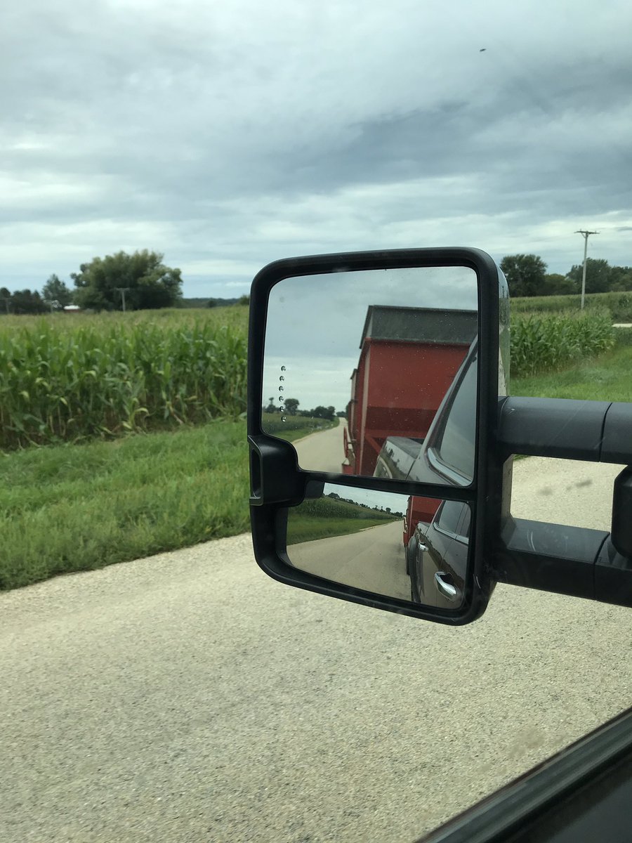 SeedCornGirl's tweet image. Sure honey, I would love to pull 2 wagons of oats home for ya at 20 mph...said no happy wife ever! #takingforever