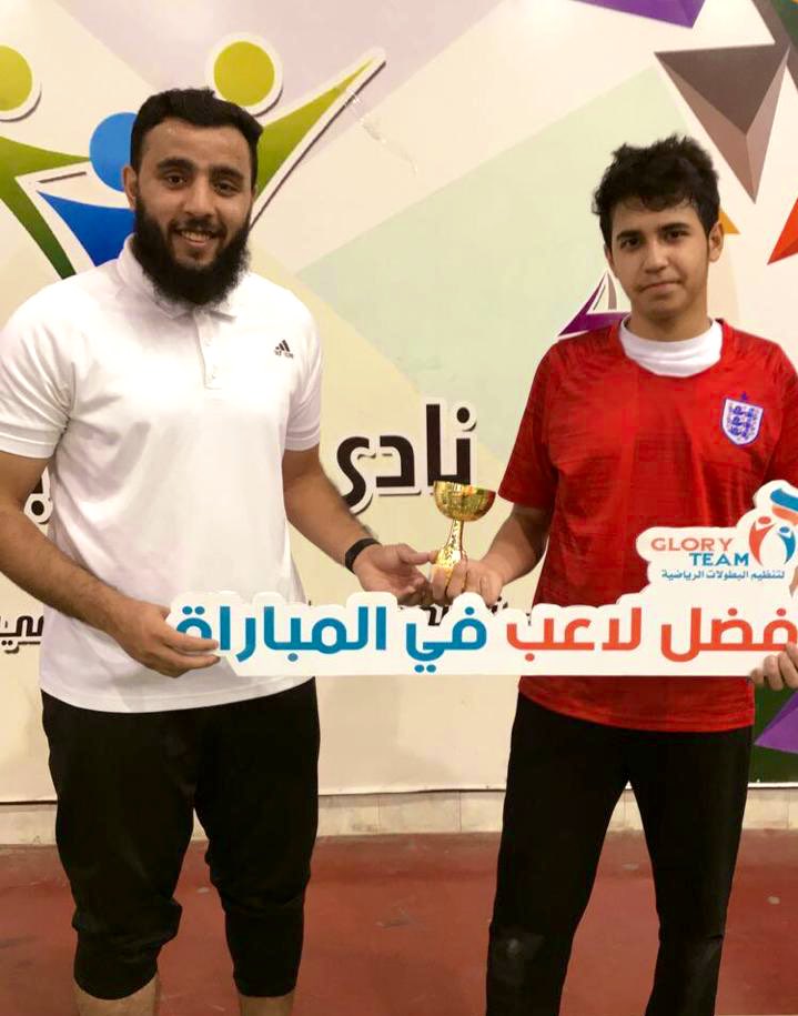 نال نجومية مباراة نصف النهائي بين فريقي الشعبة x الناصرية لاعب فريق الشعبة إبراهيم الشثري سلمها الأستاذ عبدالعزيز النفيسة 
 
#بطولة_نجوم_المستقبل_الثانية بصالة #نادي_الحي_بالدلم @alhai_delam