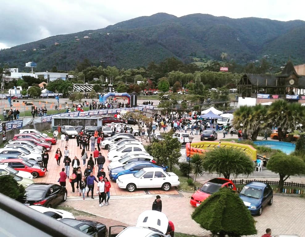 ccomercialbima's tweet photo. En estos momentos desde el #carfasttrack 😎 aún alcanzas a llegar y ver lo mejor en autos en @OutletCCBima
#carfasttrack #carrera #velocidad #mercedes #porsche #eventos #Familia https://t.co/SalkHmoBbb