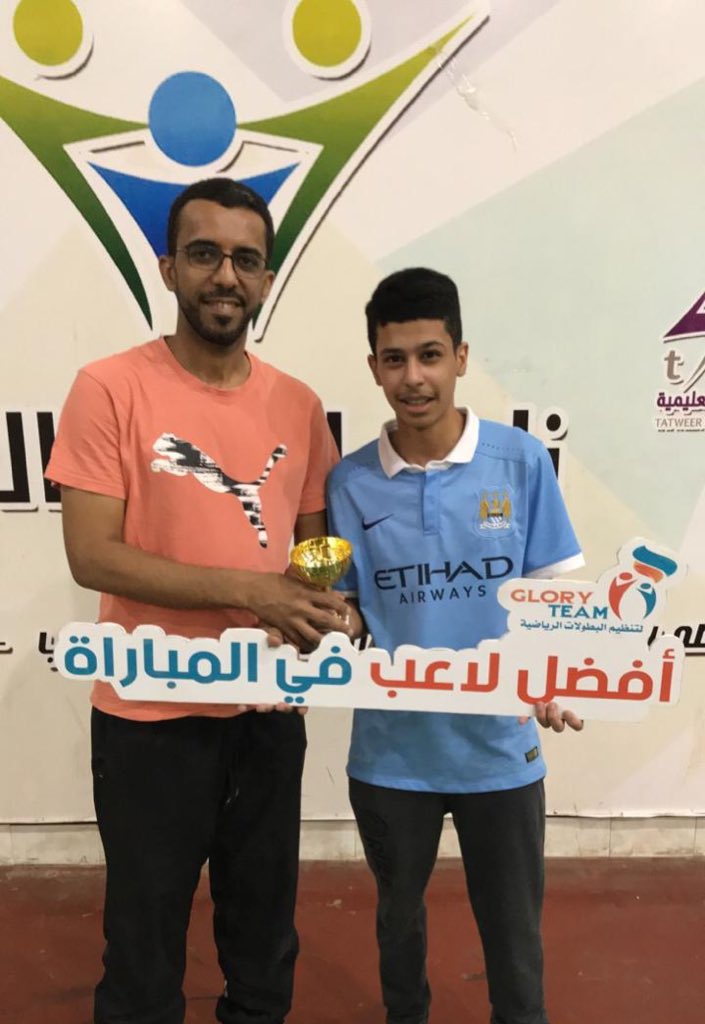 حصل على جائزة أفضل لاعب في مباراة نصف النهائي بين فريقي الازدهار x الخالدية لاعب فريق الازدهار محمد السويلم سلمها الأستاذ عبدالرحمن الدريهم 
 
#بطولة_نجوم_المستقبل_الثانية بصالة #نادي_الحي_بالدلم @alhai_delam