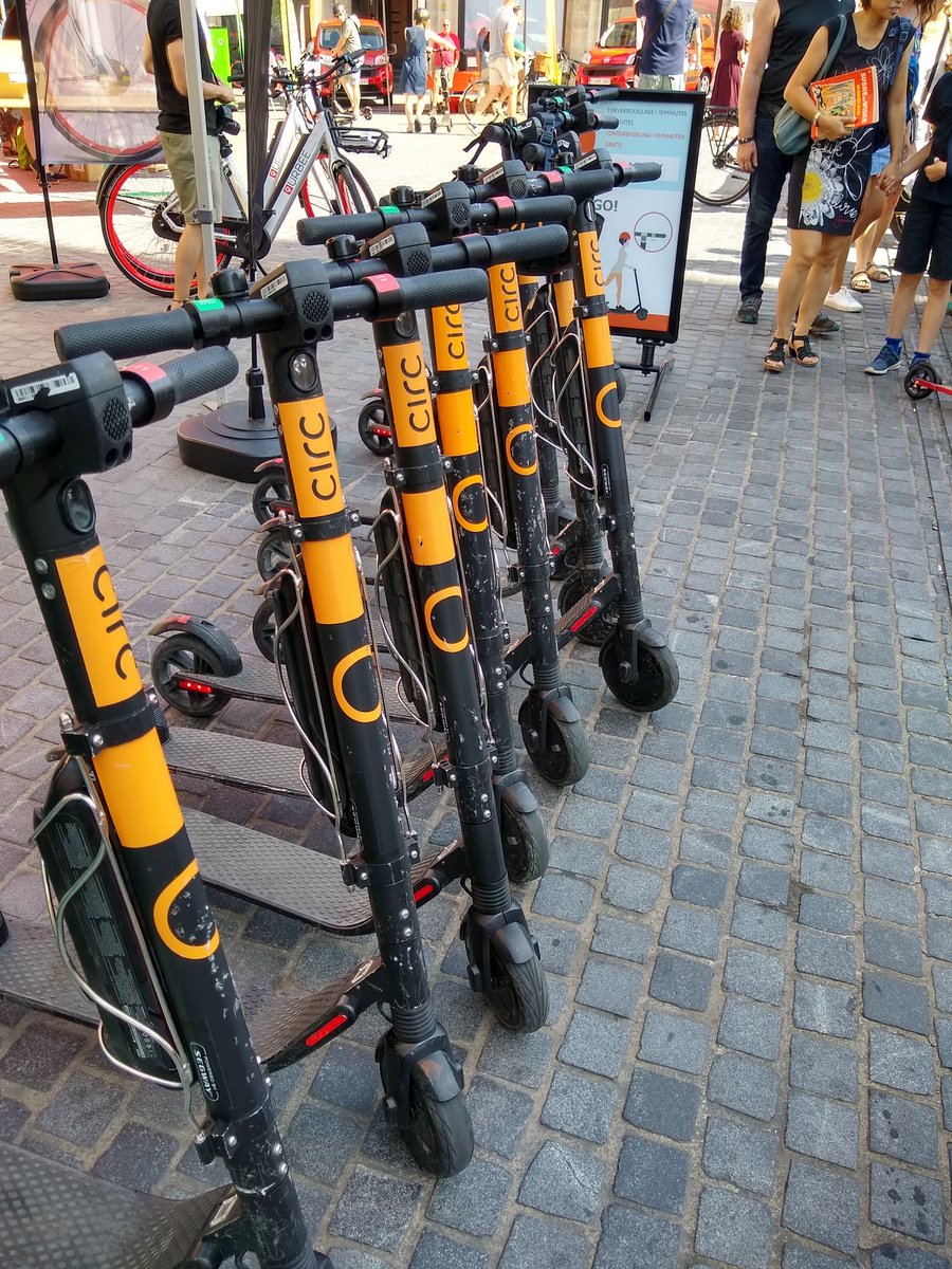 tim_asperges's tweet photo. Demo toekomstige #Mobipunten met aanbod Leuvense deelmobiliteit op Autoloze Zondag. @eHUBS_NWE , #Cargoroo, #Urbee, #Partago, #Cambio, #Bluebike, #Circ https://t.co/TOdTQkPoAr