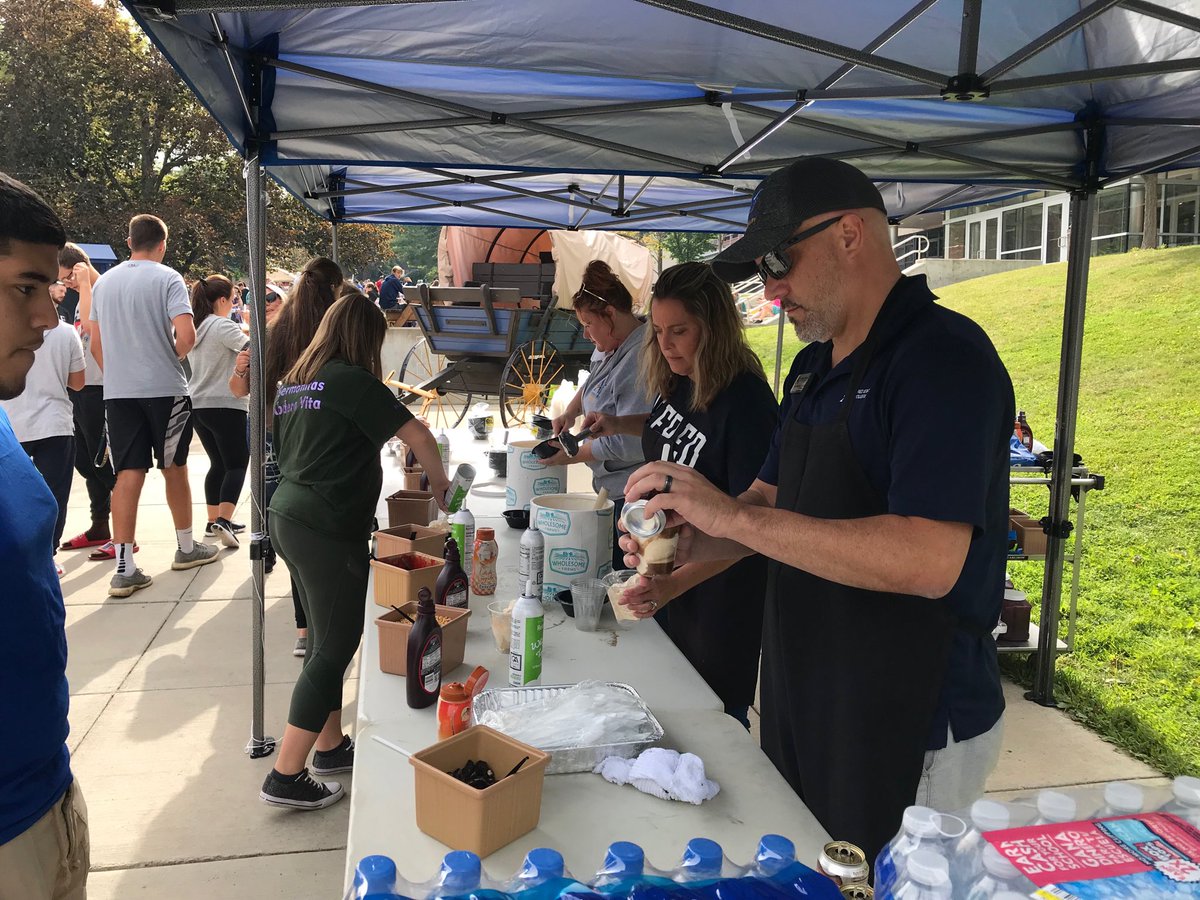SAChatASC's tweet image. ⁦@ASorientation⁩ ⁦@AlfredState⁩ - Some VIP’s serving ice cream to our new students! Come on down and grab some food!