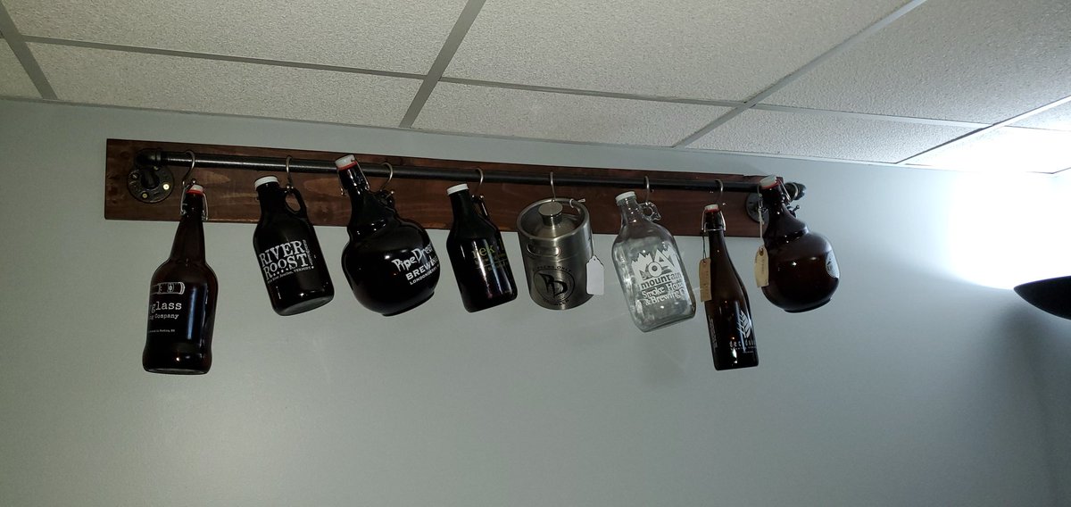 t_oloughlin's tweet photo. Decided to make a little growler display ... @PipeDreamBrewin #spyglassbrewing @RiverRoostVT @moatmountain @DeciduousBeer @CommonRootsBeer #reklisbrewing #itslevel https://t.co/RBvtmfhAmg